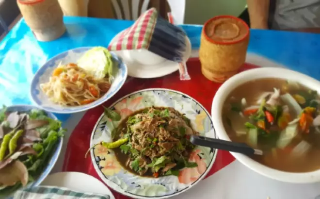 Lạp, món ăn chứa đựng nét văn hóa Lào